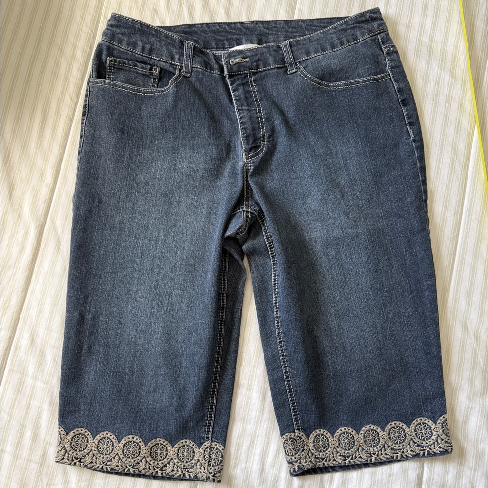 Capri with cute embroidered detail.